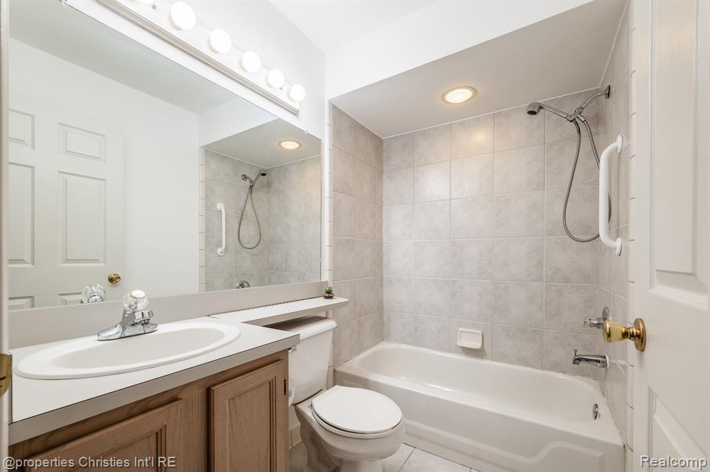 42833 HUNT CLUB Boulevard, Sterling Heights, MI 48314 — Photo 24