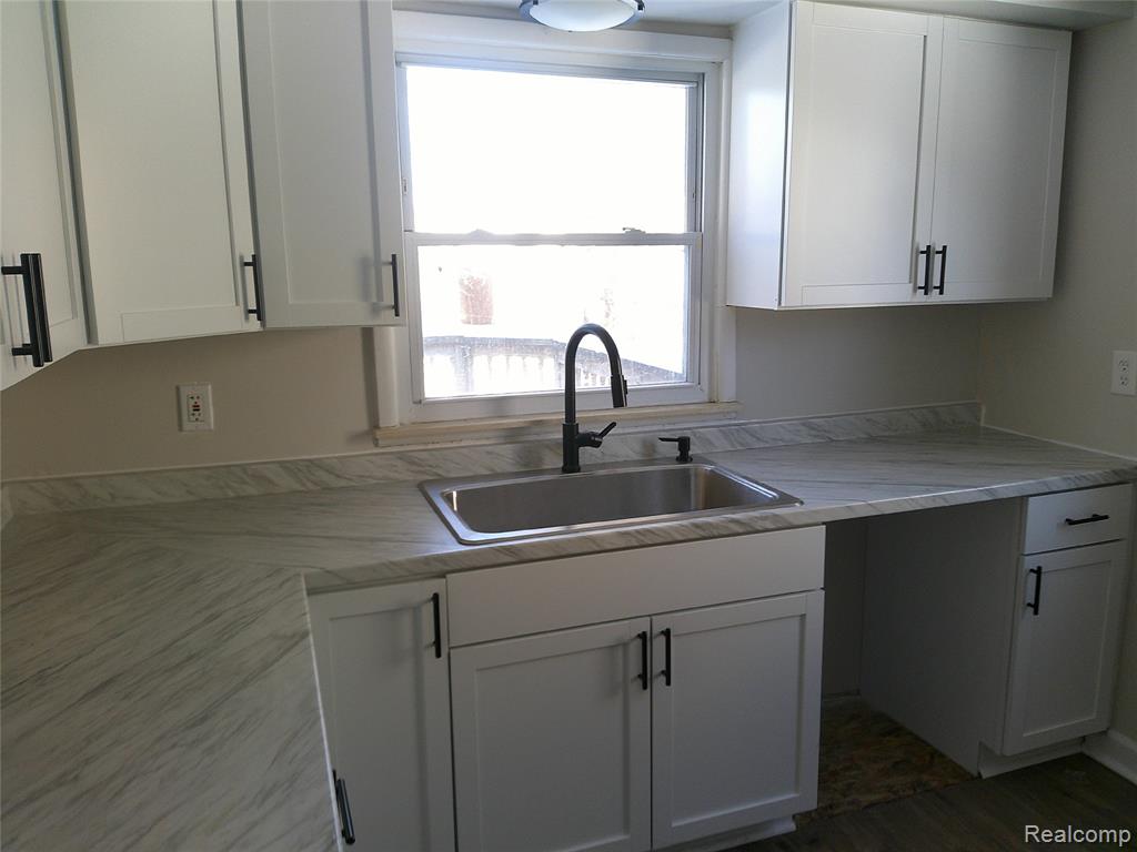 846 W Hemphill Road, Flint, MI 48507 — Photo 16