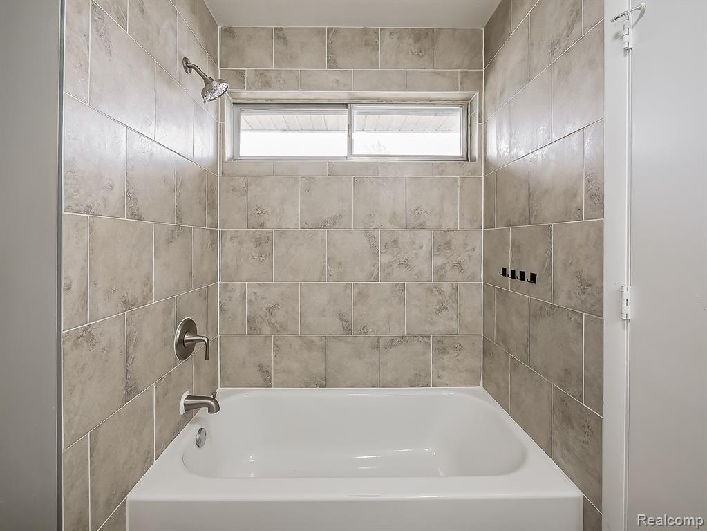 132 Huronview Court, White Lake, MI — Photo 23