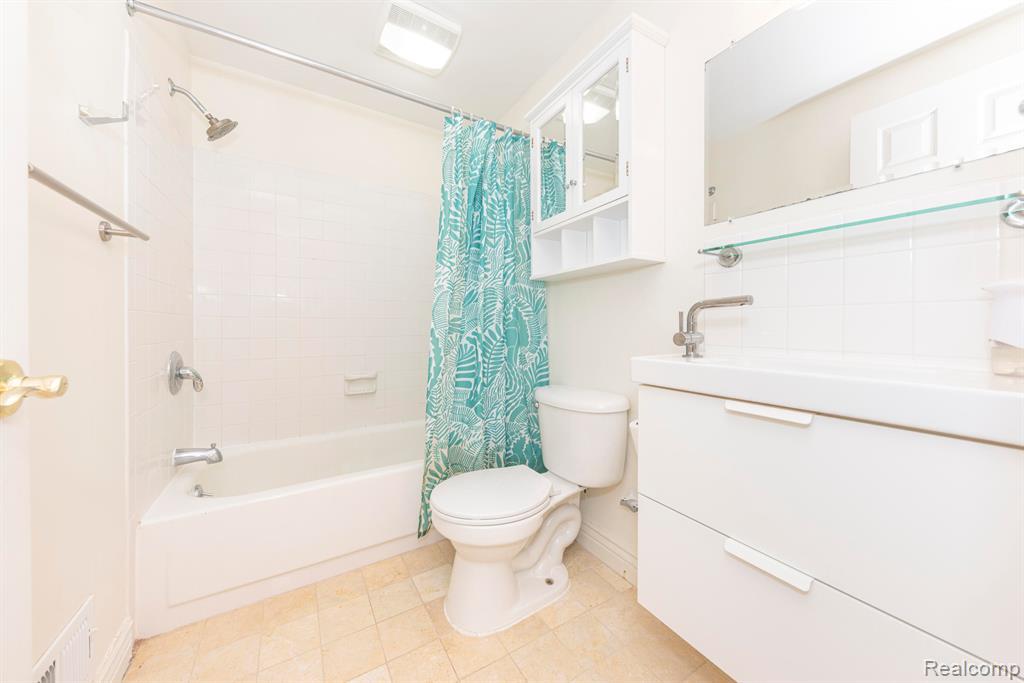 517 Longshore Dr, Ann Arbor, MI 48105 — Photo 16