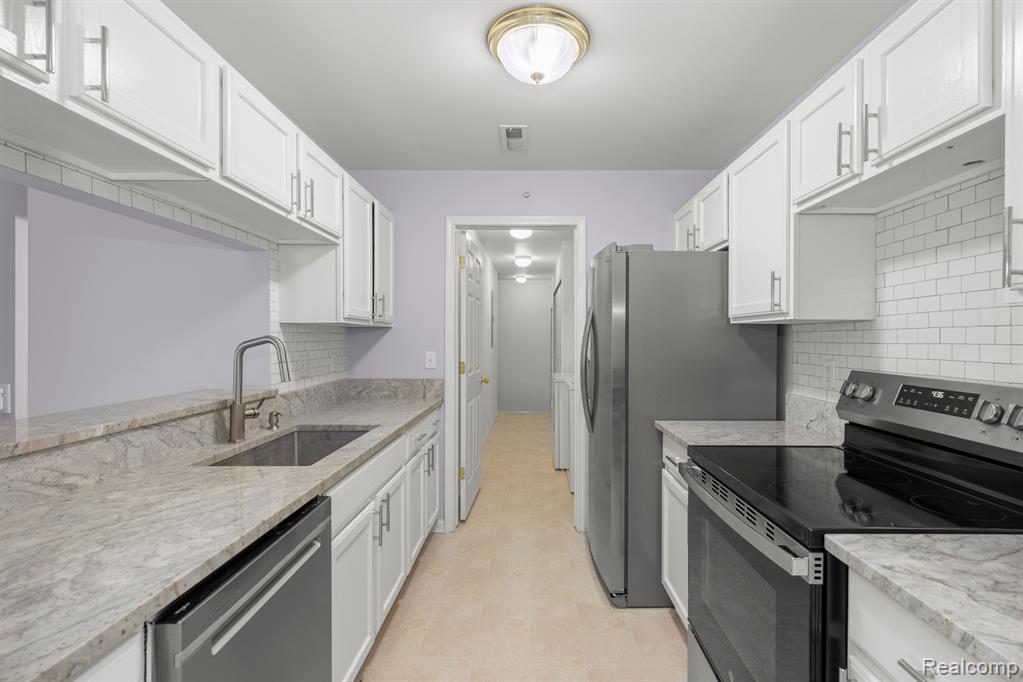 28260 OAKMONTE Circle E, New Hudson, MI 48165 — Photo 18