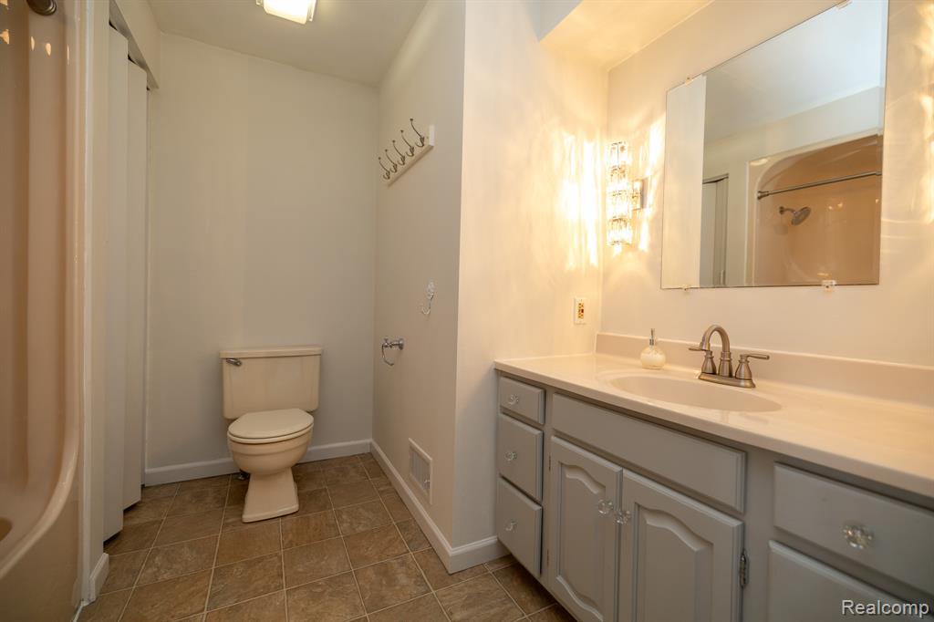 8691 Cooley Lake Road, Commerce Twp, MI 48382 — Photo 20