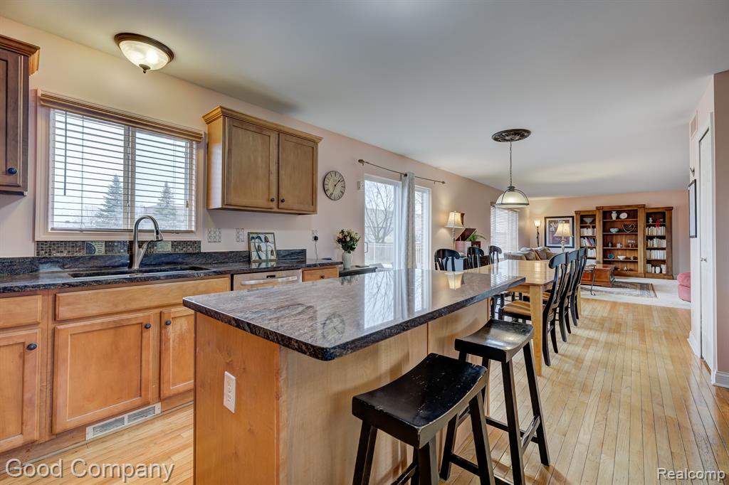 755 OAK POINT Lane, Madison Heights, MI 48071 — Photo 26