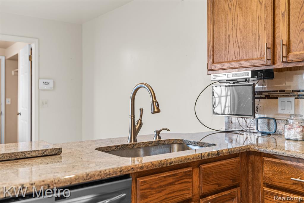 29263 W CHANTICLEER Drive, Southfield, MI 48034 — Photo 14