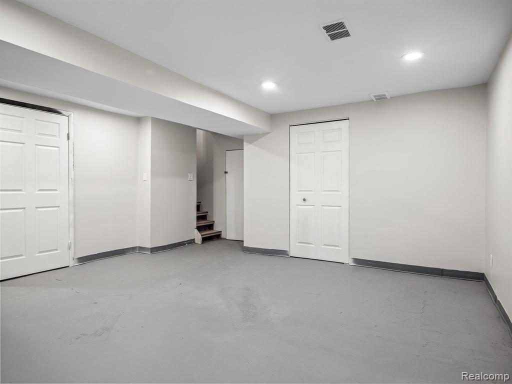 410 S Squirrel Road, Auburn Hills, MI 48326 — Photo 30