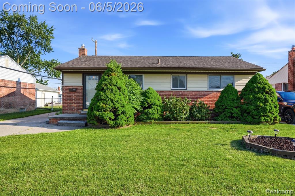 17968 Summer Lane S, Fraser, MI 48026
