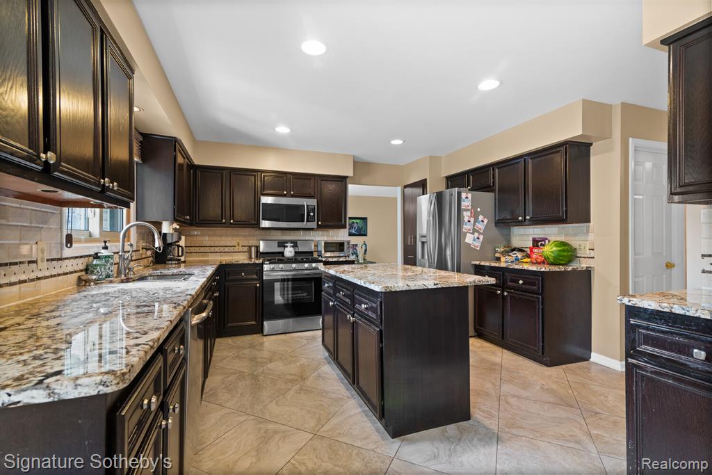 6710 WESTPOINTE Drive, Troy, MI 48085 — Photo 9