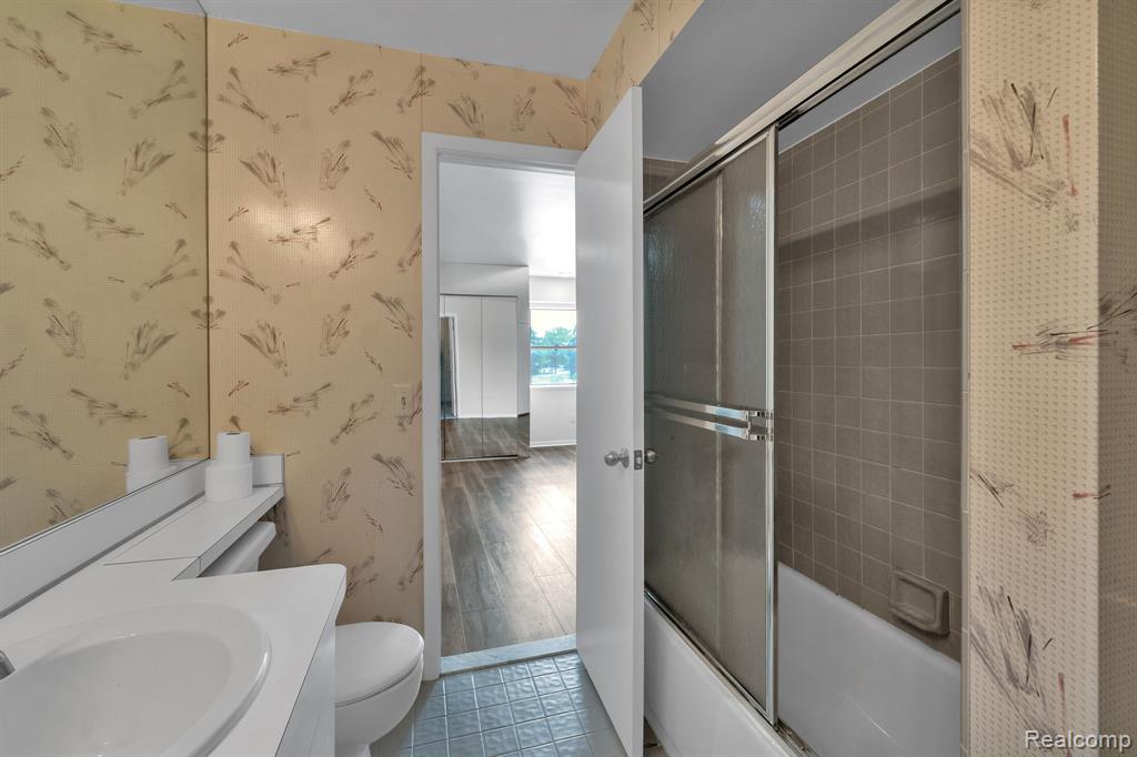 6689 Ridgefield Circle, 203, West Bloomfield, MI — Photo 10