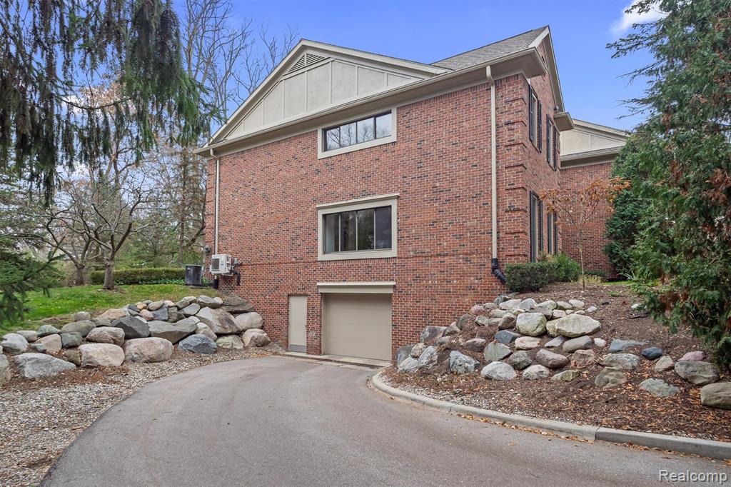 63 Barden Court, Bloomfield Hills, MI 48304 — Photo 31