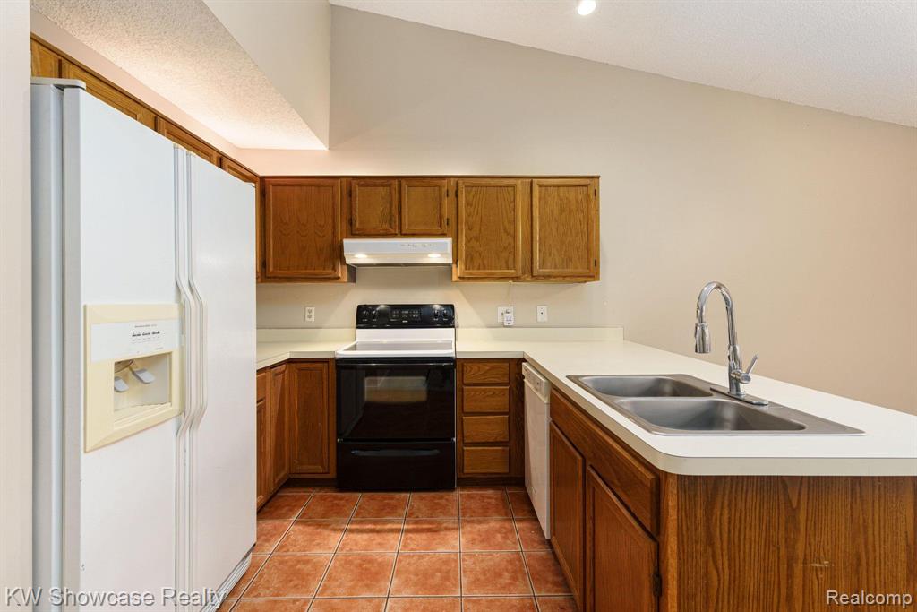4980 OAK HILL Drive, 66, Waterford, MI 48329 — Photo 18
