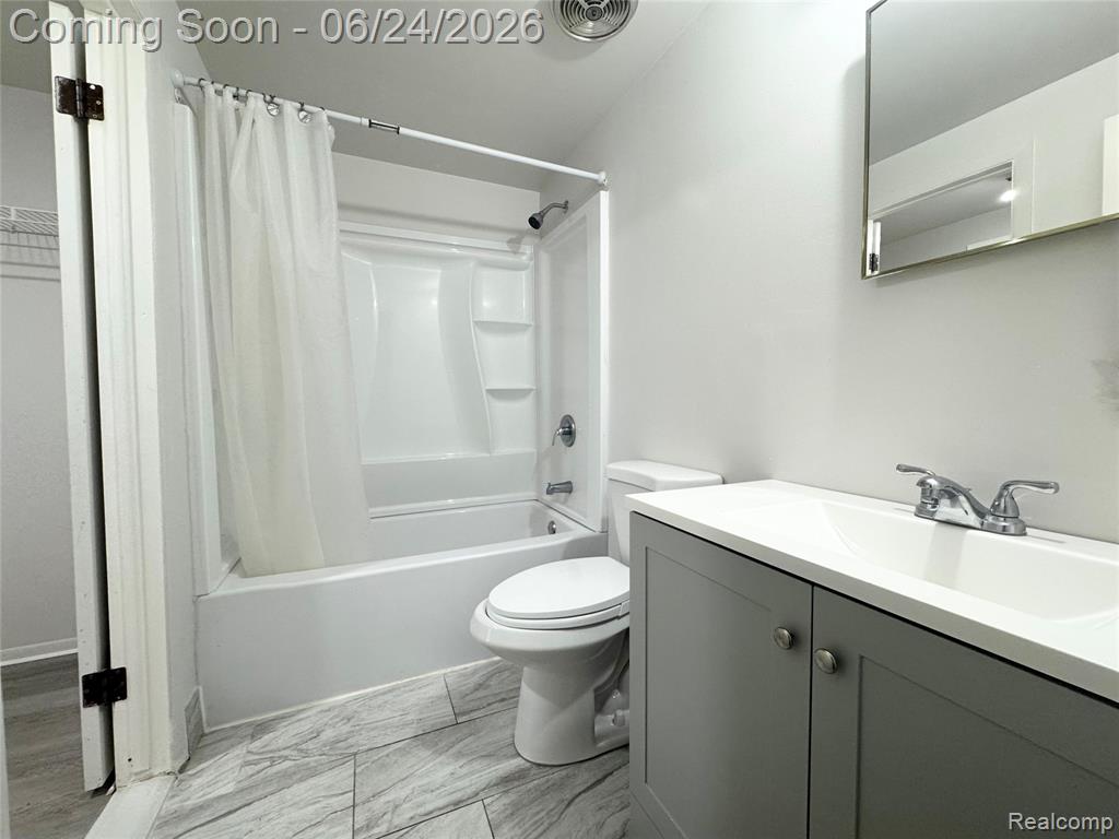 4386 15 Mile Road, 64, Sterling Heights, MI 48310 — Photo 8