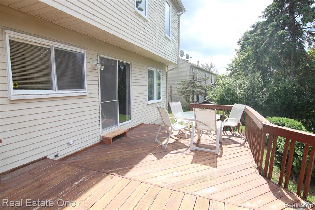 5590 GREENBRIAR Drive, West Bloomfield, MI — Photo 6