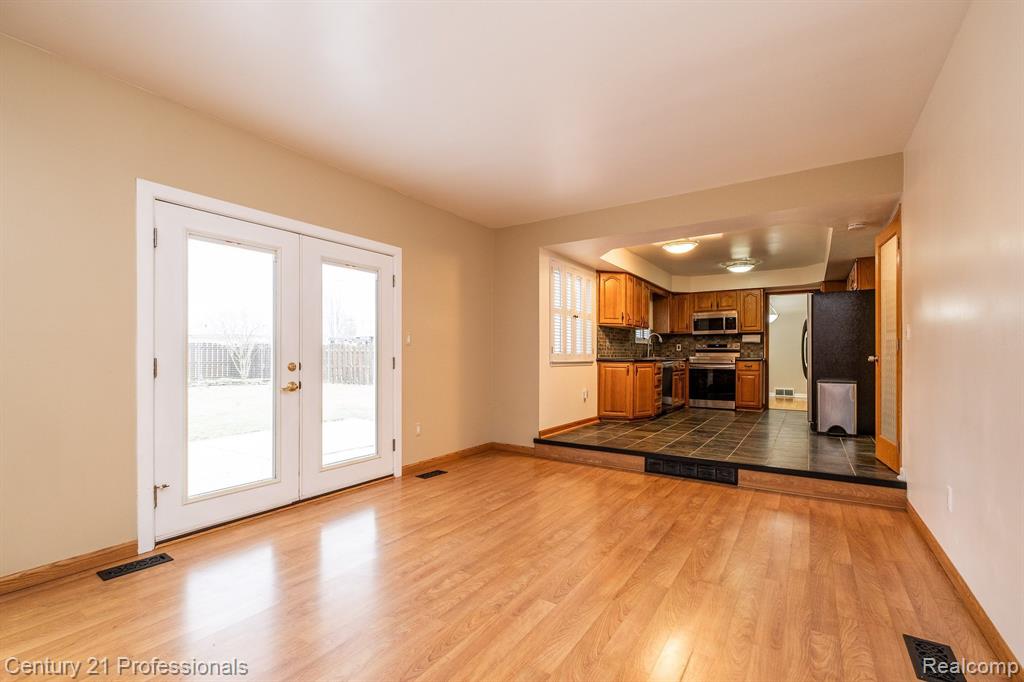 4256 BIEBER Drive, Sterling Heights, MI 48310 — Photo 18