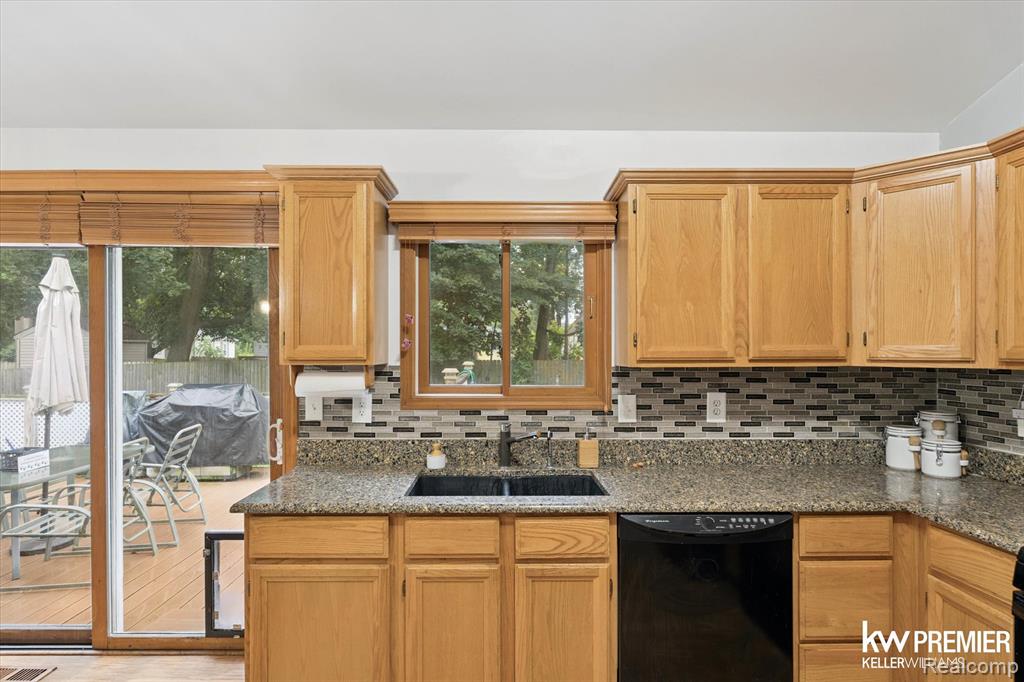 6421 Prairie Lawn Drive, Waterford, MI 48329 — Photo 12