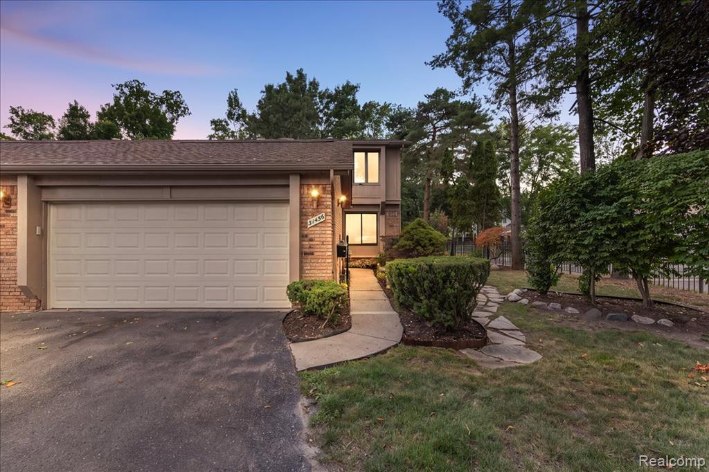 31456 Hunters Circle Drive, Farmington, MI 48334