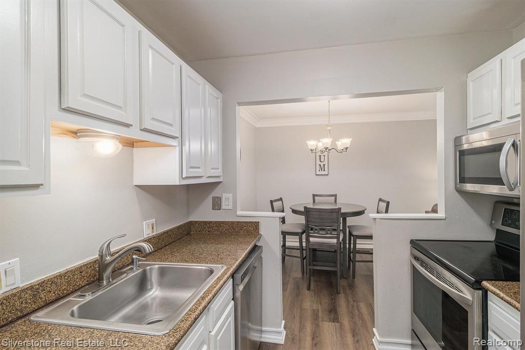 651 E FOX HILLS Drive, Bloomfield Hills, MI 48304 — Photo 10