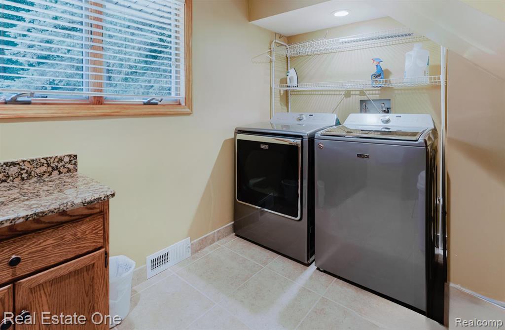454 Lesdale Drive, Troy, MI 48085 — Photo 14