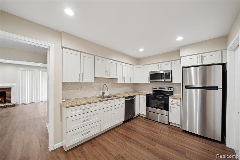 3074 LINDENWOOD Drive, Dearborn, MI 48120 — Photo 8