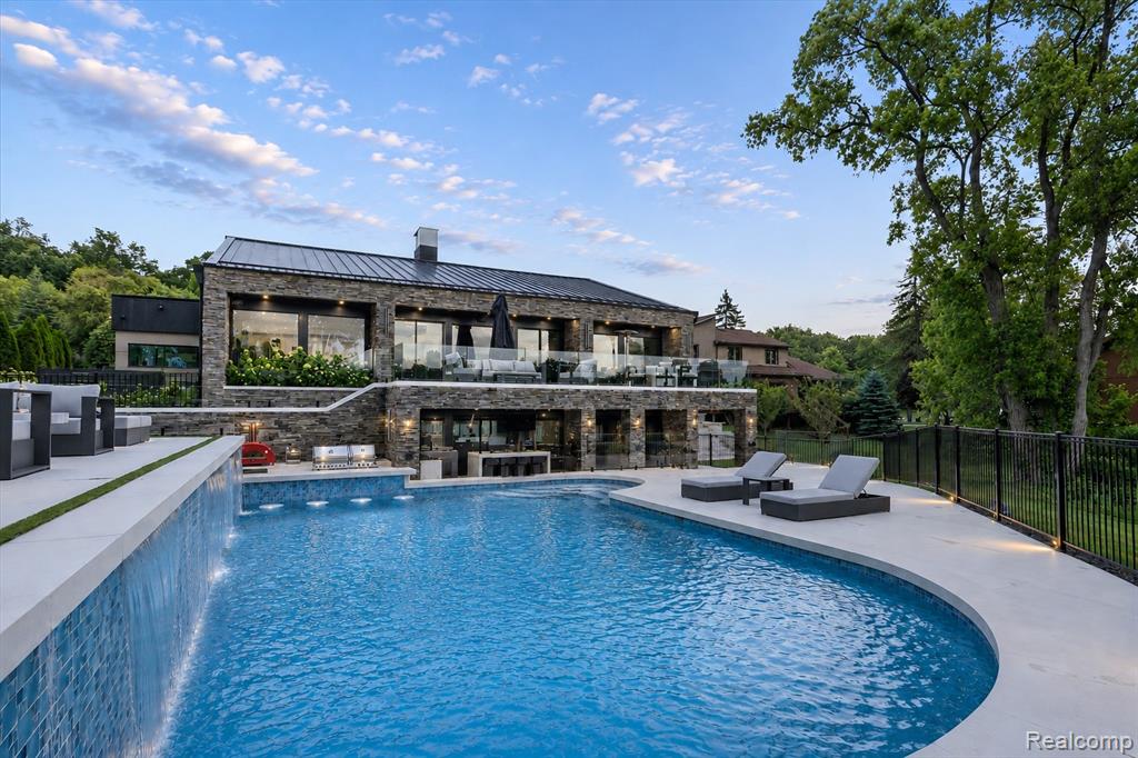 5116 W Bloomfield Lake Road, West Bloomfield, MI 48323