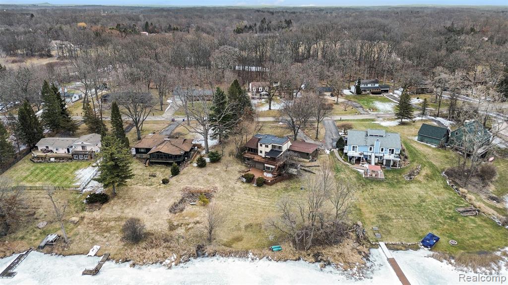 13490 Lakebrook Drive, Fenton, MI 48430 — Photo 32