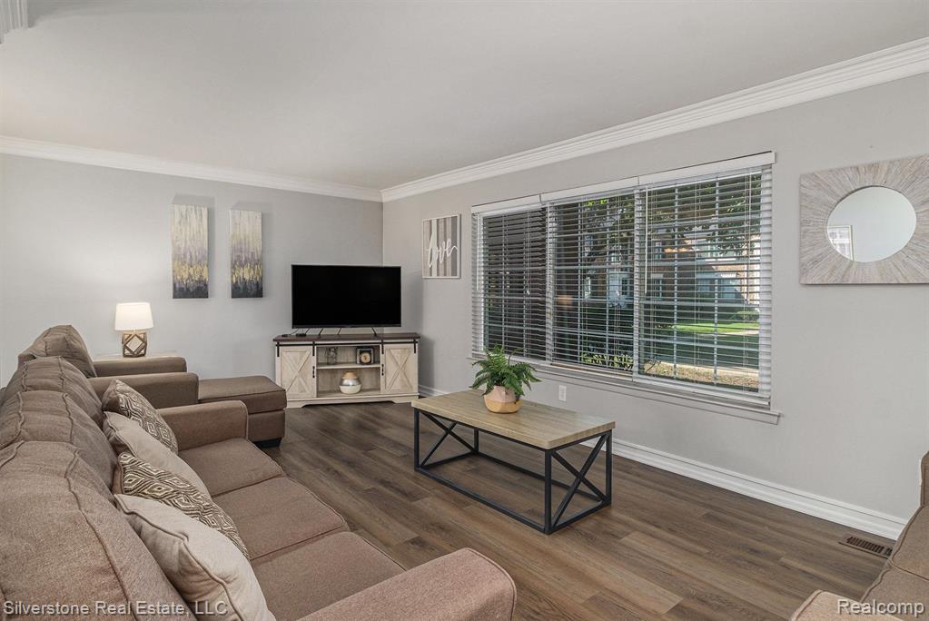651 E FOX HILLS Drive, Bloomfield Hills, MI 48304 — Photo 3