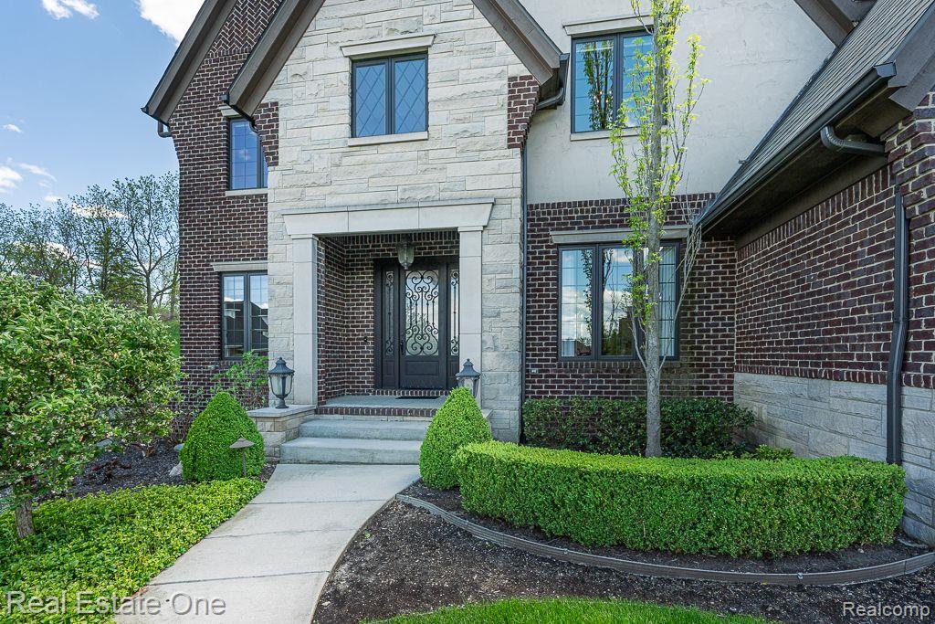 611 Wellington Circle, Rochester Hills, MI 48309 — Photo 2