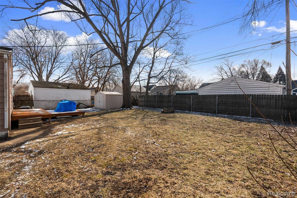592 E Dallas Avenue, Madison Heights, MI 48071 — Photo 24