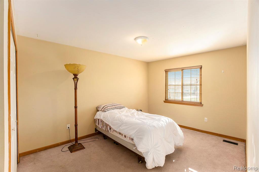 52644 CLEVELAND Street, New Baltimore, MI 48047 — Photo 17