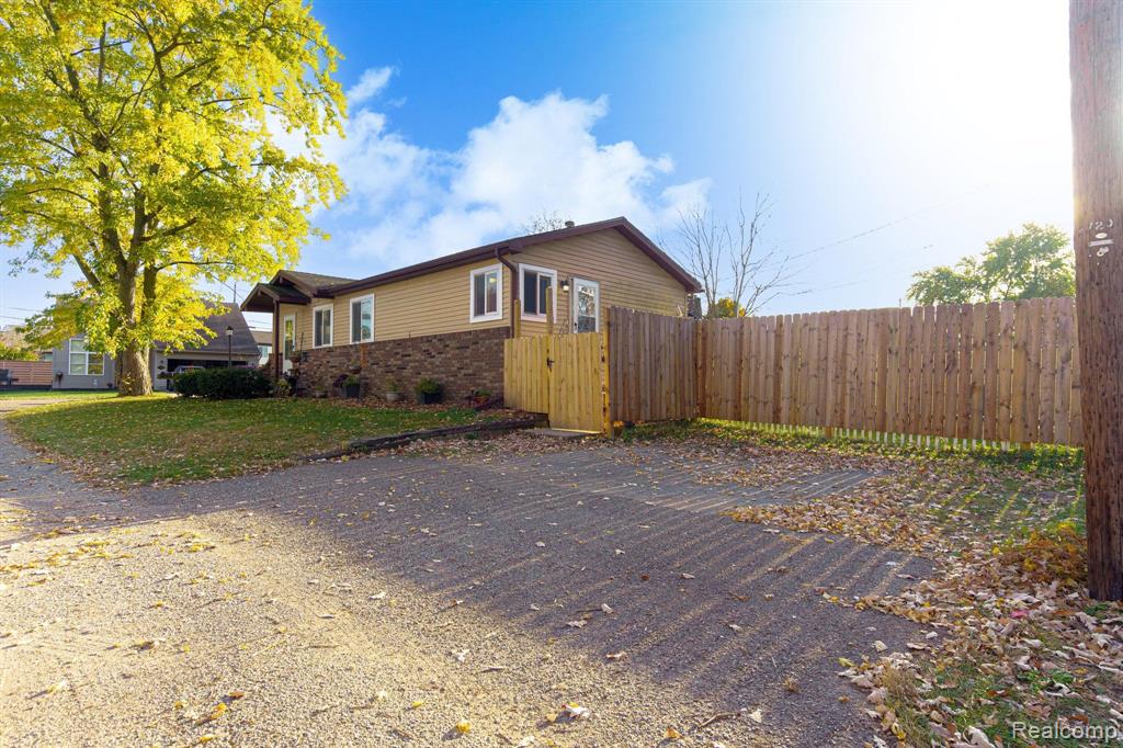5404 SARVIS Avenue, Waterford, MI 48327 — Photo 2