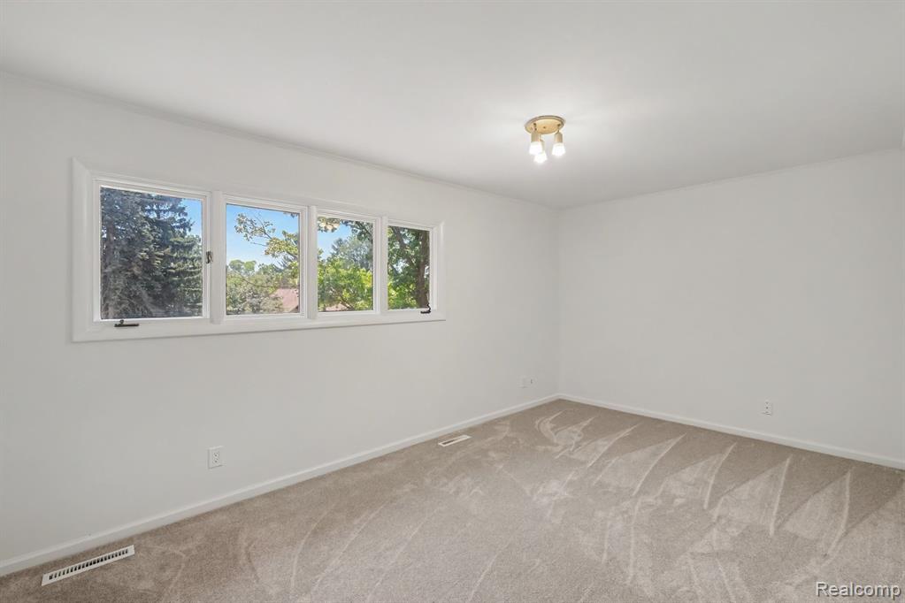 2056 Walden Court, Flint, MI 48532 — Photo 9