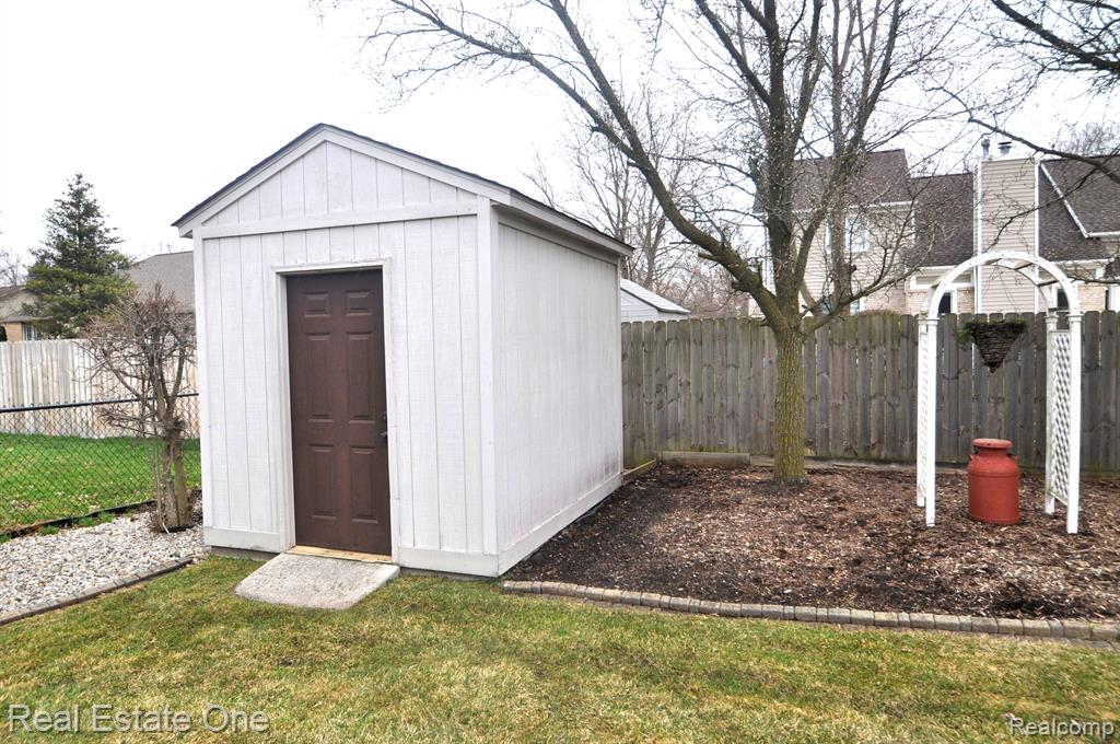 46654 SPRINGHILL Drive, Utica, MI 48317 — Photo 33