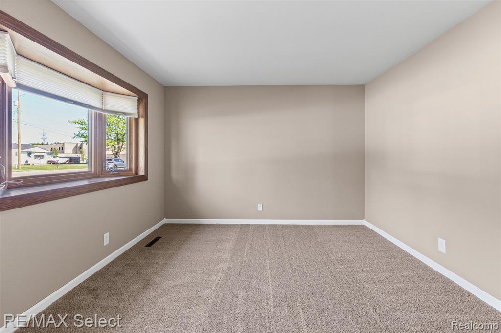 4075 Bristolwood Drive, Flint, MI 48507 — Photo 33