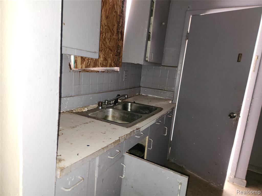 11669 Strathmoor Street, Detroit, MI, 48227