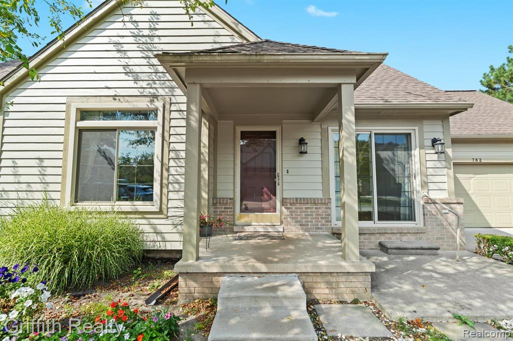 762 Elm Court, Wixom, MI 48393 — Photo 2