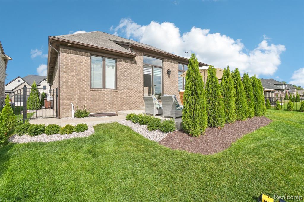 54718 LAWSON CREEK Drive, Utica, MI 48316 — Photo 46