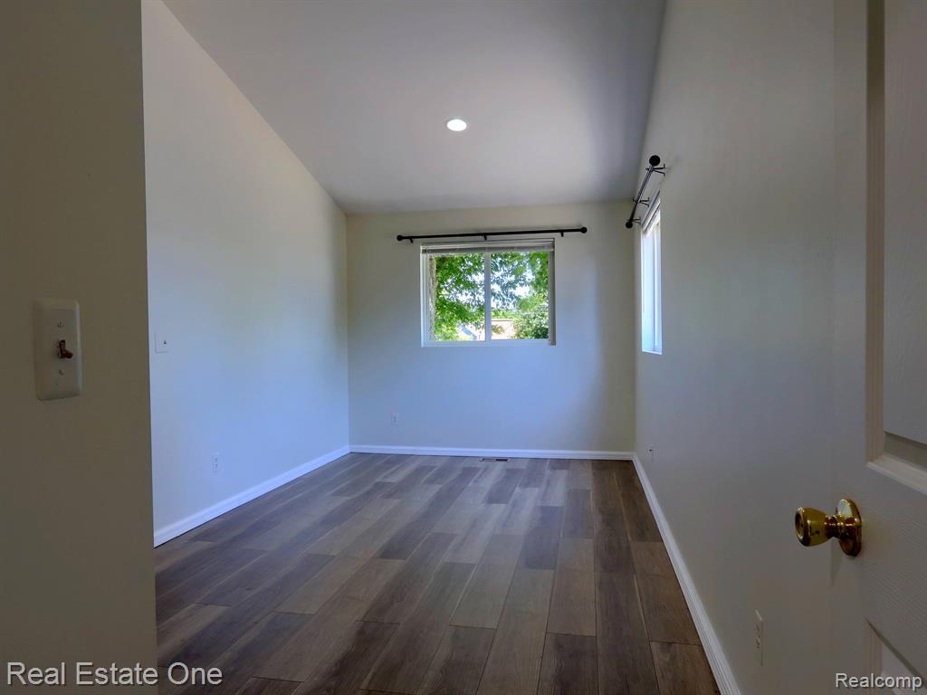643 DETROIT Avenue, Lake Orion, MI 48362 — Photo 9