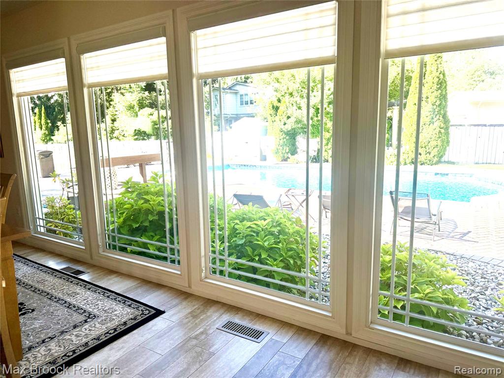 4784 S VALLEYVIEW Road, West Bloomfield, MI 48323 — Photo 17