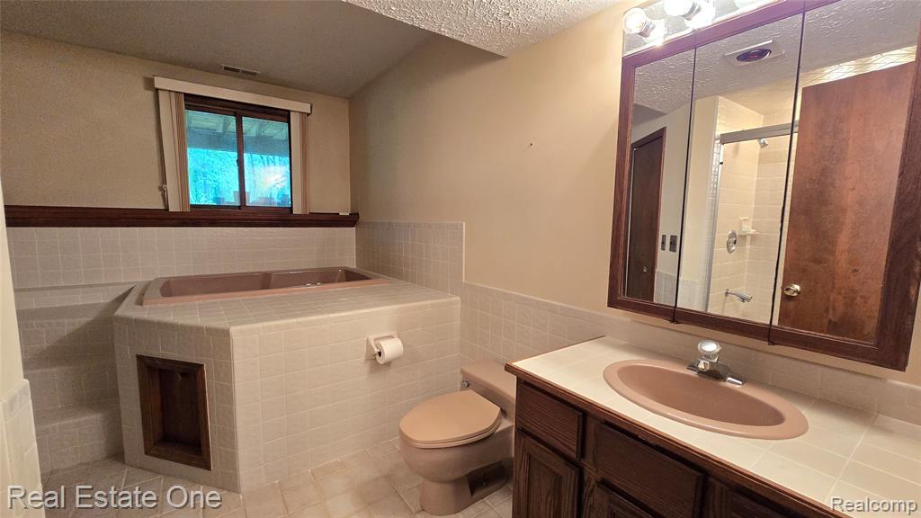8950 Wise Road, Commerce Twp, MI 48382 — Photo 31