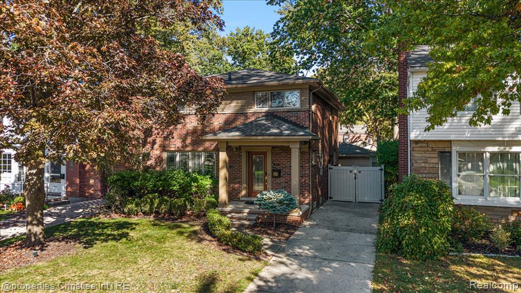 1870 Prestwick Road, Grosse Pointe Woods, MI 48236