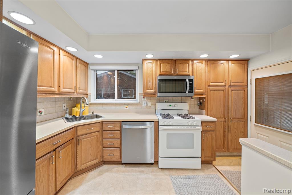 26916 Rouge River Drive, Dearborn Heights, MI 48127 — Photo 10