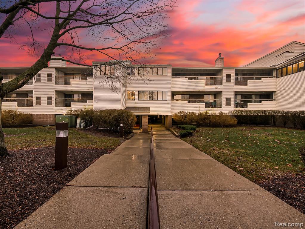 30414 Orchard Lake Road, Farmington, MI 48334