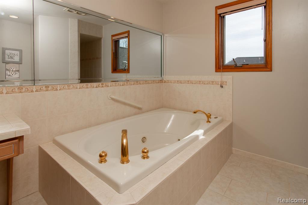 5271 WYNDEMERE Square, Swartz Creek, MI 48473 — Photo 17