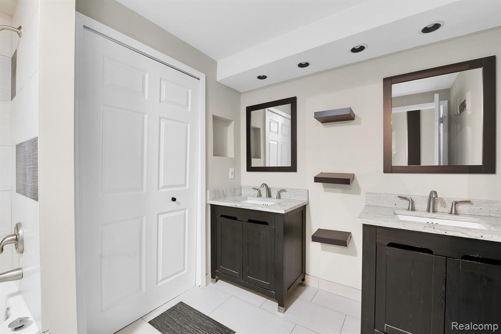 8232 KARAM Boulevard, 4, Warren, MI 48093 — Photo 18