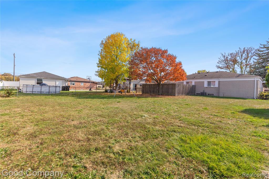 22048 Hampton Court, Woodhaven, MI 48183 — Photo 33