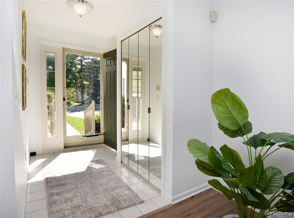 484 Newburne Pointe, 36, Bloomfield Hills, MI 48304 — Photo 3