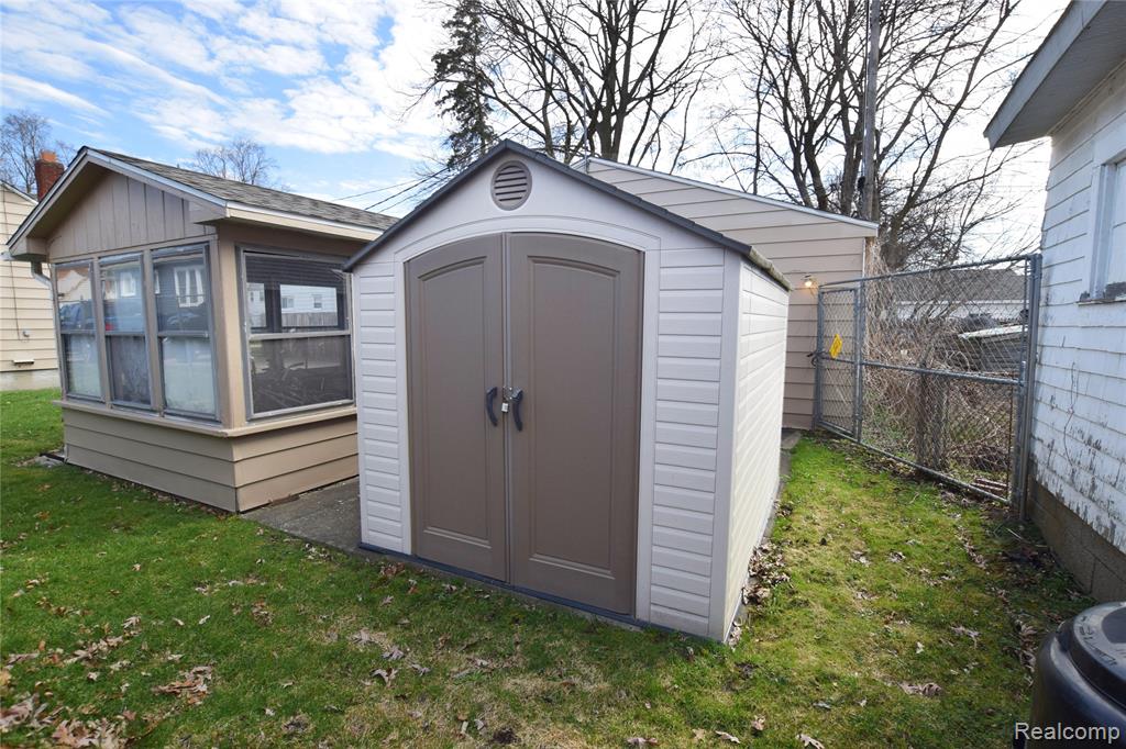 420 Burroughs Avenue, Flint, MI 48507 — Photo 17