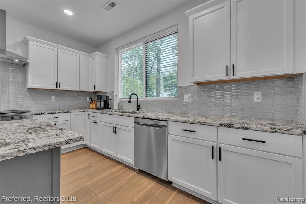 5264 Cooley Lake Road, Waterford, MI 48327 — Photo 21
