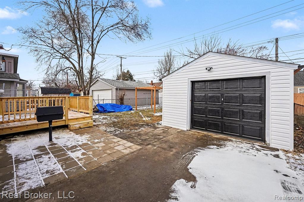 973 E Guthrie Avenue, Madison Heights, MI 48071 — Photo 2