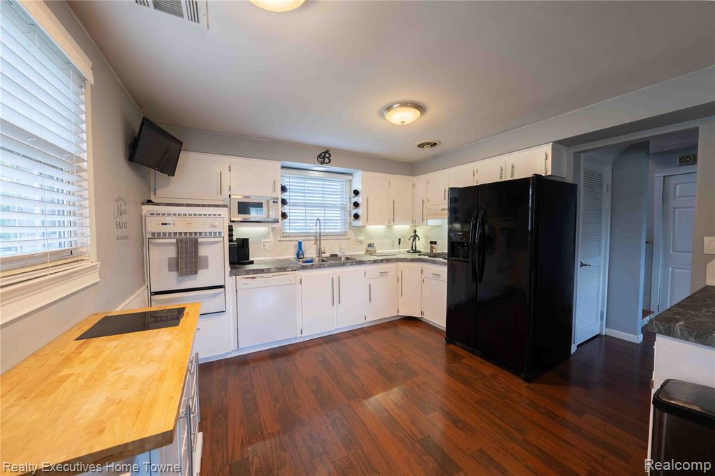 2854 ELMWOOD Street, Port Huron, MI 48060 — Photo 18