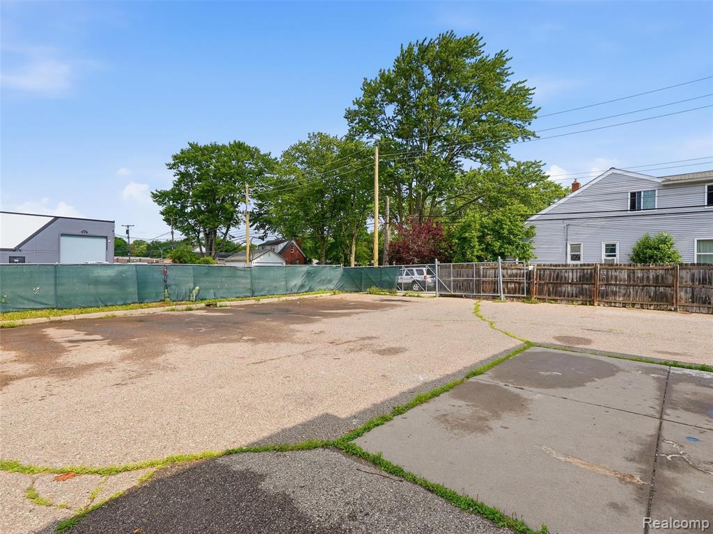 832 W 11 Mile Road, Madison Heights, MI 48071 — Photo 40